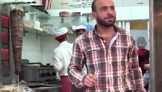 صورة في احد شوارع بيروت ترفع بائع اقلام الى ذروة الثراء بين ليلة وضحى!! صورة رقم 4