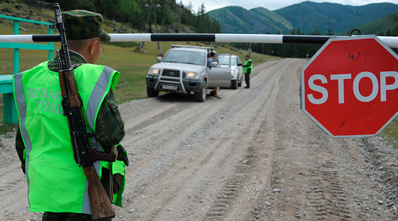 ملثمون يهاجمون نقطة امنية بمسحوق الفلفل ويقتلون عناصر الامن صورة رقم 1