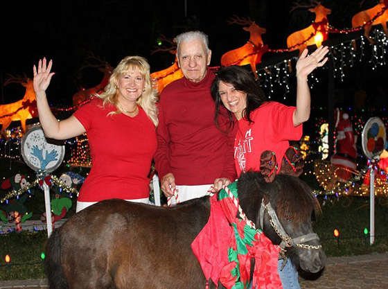 240 الف مصباح مضيء بزينة الميلاد على منزل في فلوريدا تزعج البلدية صورة رقم 3