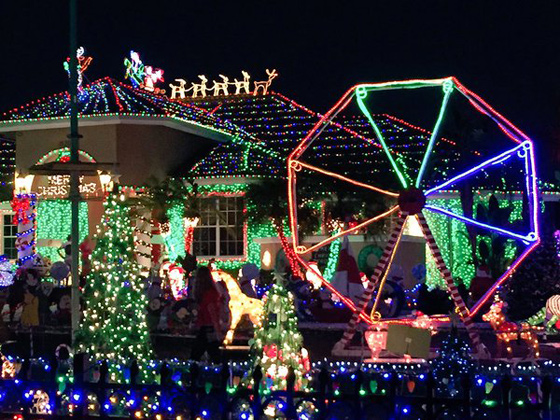 240 الف مصباح مضيء بزينة الميلاد على منزل في فلوريدا تزعج البلدية صورة رقم 1