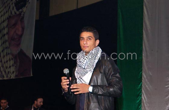 النجم الفلسطيني محمد عساف يغني لشاعر المقاومة محمود درويش  صورة رقم 7