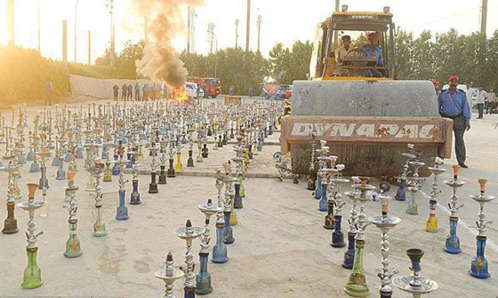 باكستان تعدم 8000 نارجيلة في ساحة عامة.. شاهد الصور صورة رقم 1