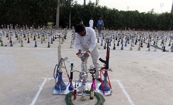 باكستان تعدم 8000 نارجيلة في ساحة عامة.. شاهد الصور صورة رقم 2