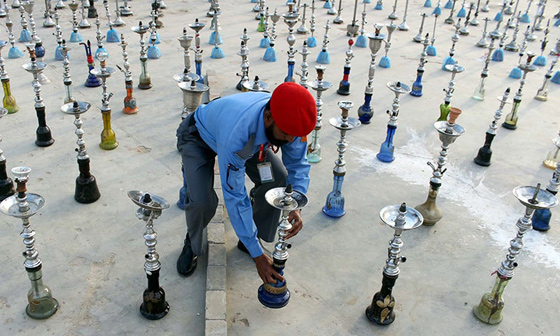 باكستان تعدم 8000 نارجيلة في ساحة عامة.. شاهد الصور صورة رقم 3