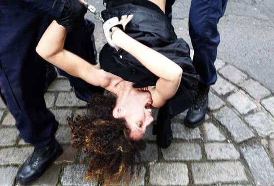  صور اهم احداث عام 2015 (1): سياسة، فن، جريمة، طرائف وكوارث الطبيعة صورة رقم 9