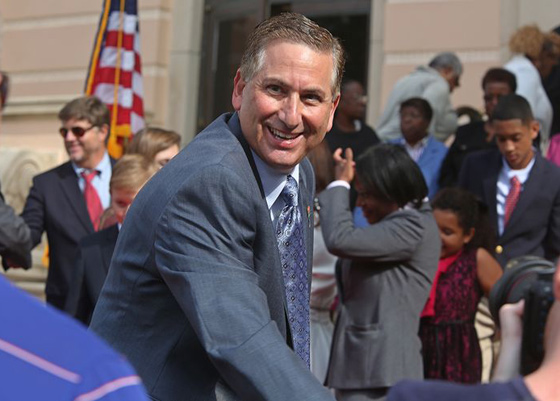 اميركا: رئيس بلدية يهودي ينتصر للمسلمين ويمنع ترامب من دخول مدينته صورة رقم 2