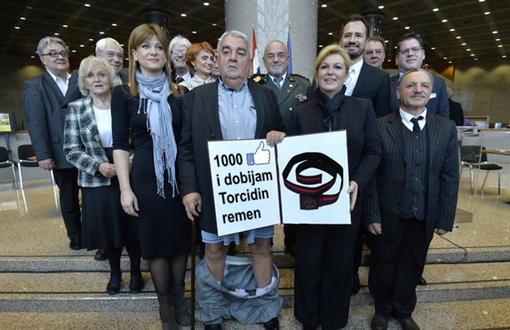 شخصية مرموقة تفقد سروالها خلال تسلمها لشهادة تقديرية رفيعة المستوى صورة رقم 1