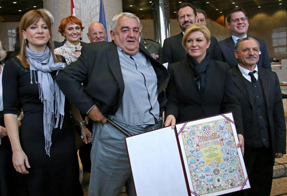 شخصية مرموقة تفقد سروالها خلال تسلمها لشهادة تقديرية رفيعة المستوى صورة رقم 4