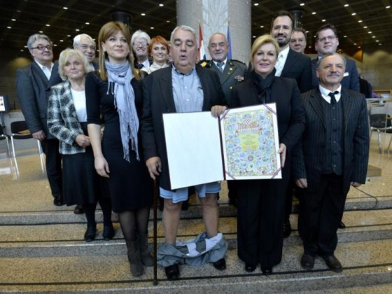 شخصية مرموقة تفقد سروالها خلال تسلمها لشهادة تقديرية رفيعة المستوى صورة رقم 2