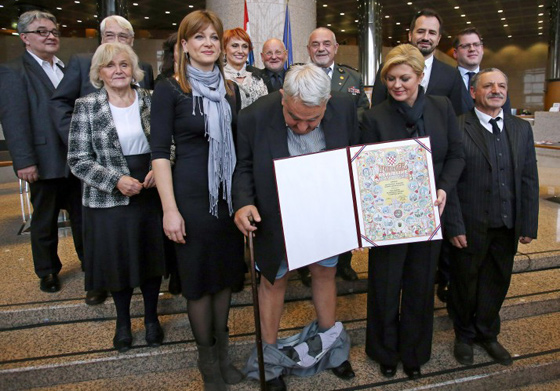 شخصية مرموقة تفقد سروالها خلال تسلمها لشهادة تقديرية رفيعة المستوى صورة رقم 6