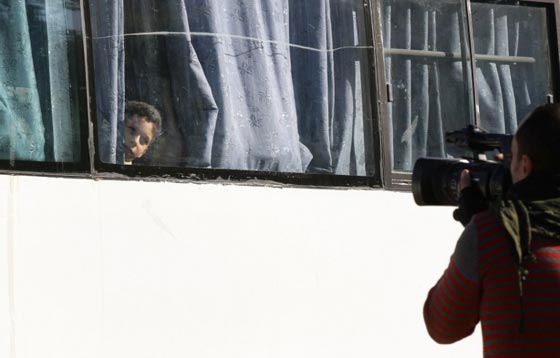 صور مئات المسلحين خلال اجلائهم من اخر احياء المعارضة في حمص صورة رقم 6