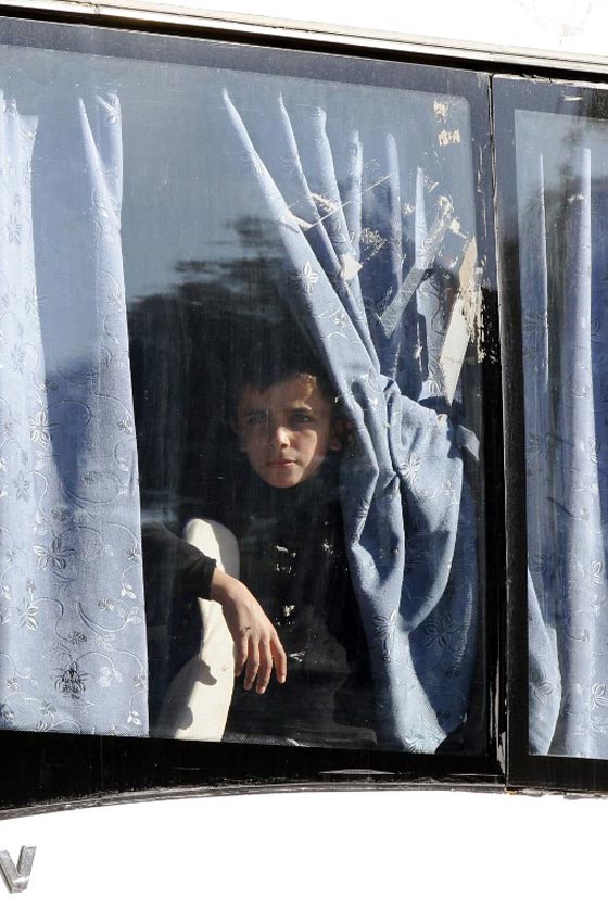 صور مئات المسلحين خلال اجلائهم من اخر احياء المعارضة في حمص صورة رقم 7