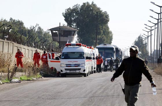 صور مئات المسلحين خلال اجلائهم من اخر احياء المعارضة في حمص صورة رقم 10