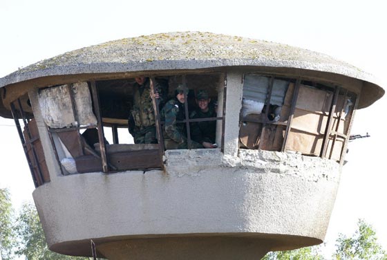 صور مئات المسلحين خلال اجلائهم من اخر احياء المعارضة في حمص صورة رقم 11