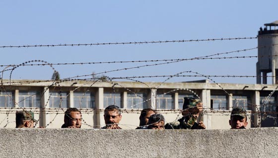 صور مئات المسلحين خلال اجلائهم من اخر احياء المعارضة في حمص صورة رقم 12