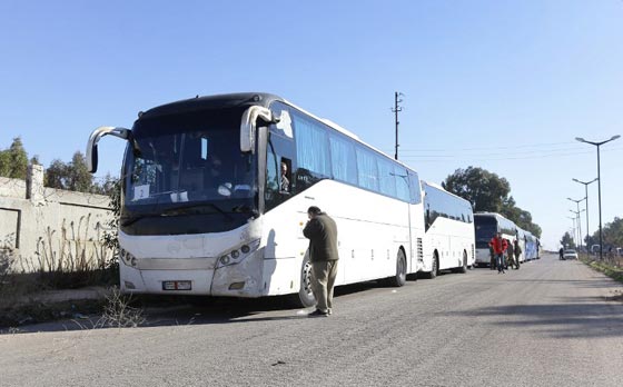 صور مئات المسلحين خلال اجلائهم من اخر احياء المعارضة في حمص صورة رقم 1