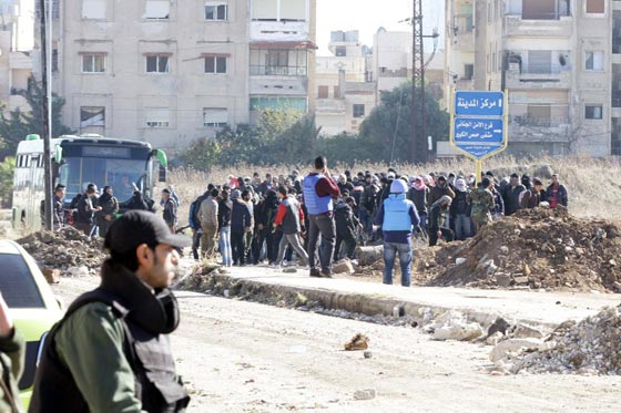 صور مئات المسلحين خلال اجلائهم من اخر احياء المعارضة في حمص صورة رقم 5