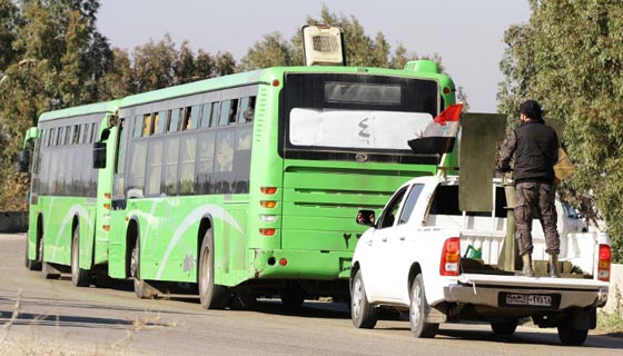 صور مئات المسلحين خلال اجلائهم من اخر احياء المعارضة في حمص صورة رقم 2