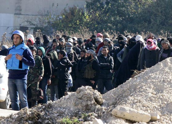 صور مئات المسلحين خلال اجلائهم من اخر احياء المعارضة في حمص صورة رقم 24