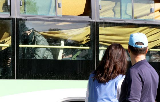 صور مئات المسلحين خلال اجلائهم من اخر احياء المعارضة في حمص صورة رقم 25