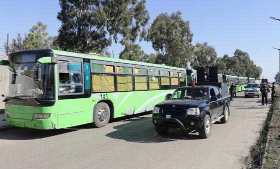 صور مئات المسلحين خلال اجلائهم من اخر احياء المعارضة في حمص صورة رقم 28