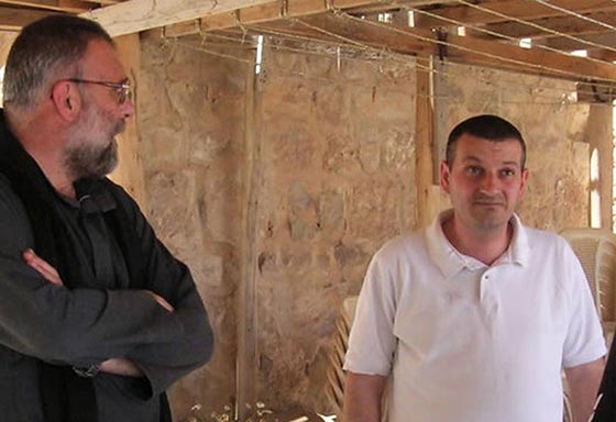 كاهن احتجزه عناصر داعش 84 يوما: خيّرت بين الموت او الاسلام صورة رقم 3 كاهن احتجزه عناصر داعش 84 يوما: خيّرت بين الموت او الاسلام صورة رقم 3