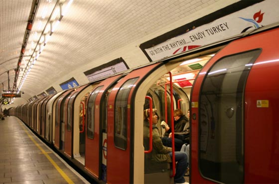 الاسلاموفوبيا تبلغ حدودا قصوى مع طرد مسلم من قطار بلندن صورة رقم 1 الاسلاموفوبيا تبلغ حدودا قصوى مع طرد مسلم من قطار بلندن صورة رقم 1