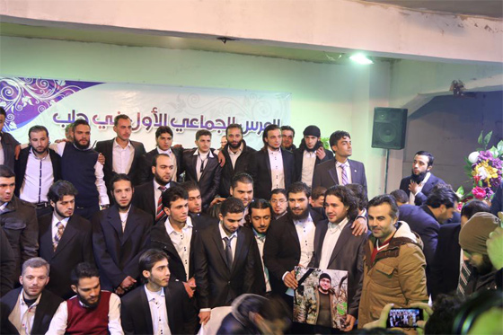 العرس الجماعي الاول في حلب: 100 عريس وعروس يحتفلون بفرحة العمر صورة رقم 7