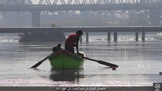 صور تظهر الدواعش في اوقات فراغهم.. ماذا يصنعون؟ صورة رقم 2