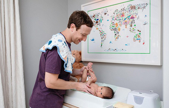 صورة البليونير مارك زوكربيرغ وهو يغيّر حفاض ابنته تصل مليون اعجاب خلال ساعات  صورة رقم 1