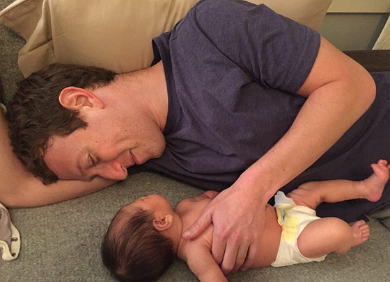 صورة البليونير مارك زوكربيرغ وهو يغيّر حفاض ابنته تصل مليون اعجاب خلال ساعات  صورة رقم 3