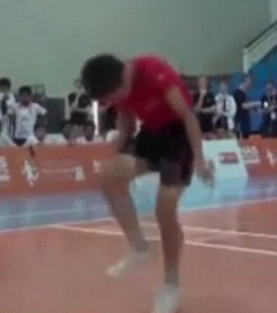 548 من الوثبات خلال 3 دقائق تمكن تلميذا صينيا من كسر  رقمين عالميين صورة رقم 1