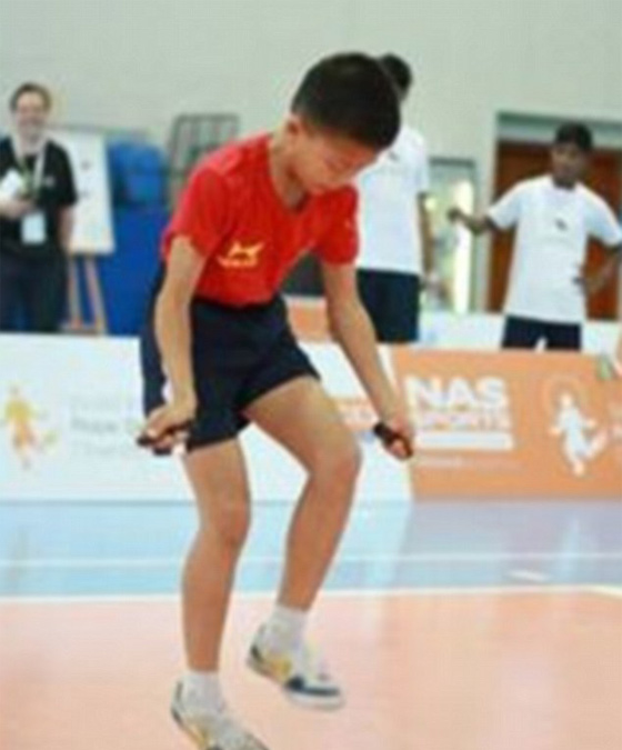 548 من الوثبات خلال 3 دقائق تمكن تلميذا صينيا من كسر  رقمين عالميين صورة رقم 2