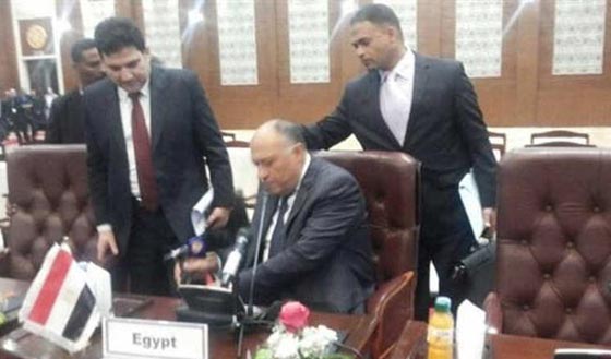 تويتر يشتعل والسبب اطاحة شكري بميكروفون الجزيرة صورة رقم 1