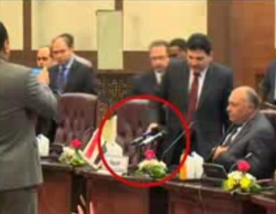 تويتر يشتعل والسبب اطاحة شكري بميكروفون الجزيرة صورة رقم 2