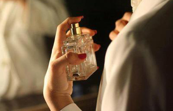 أسئلة تكررها النساء على المشايخ: العطر، المكياج وطلاء الاظافر حلال والا حرام؟ صورة رقم 4