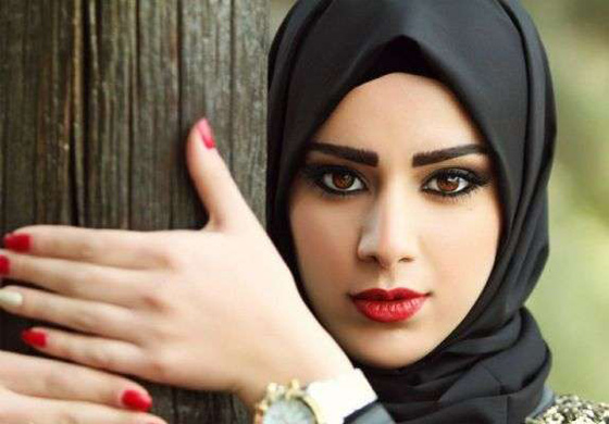 أسئلة تكررها النساء على المشايخ: العطر، المكياج وطلاء الاظافر حلال والا حرام؟ صورة رقم 1