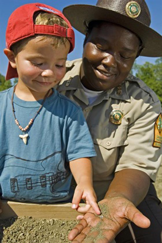 تعرف على المنجم الوحيد المفتوح أمام الناس للبحث عن الماس صورة رقم 10