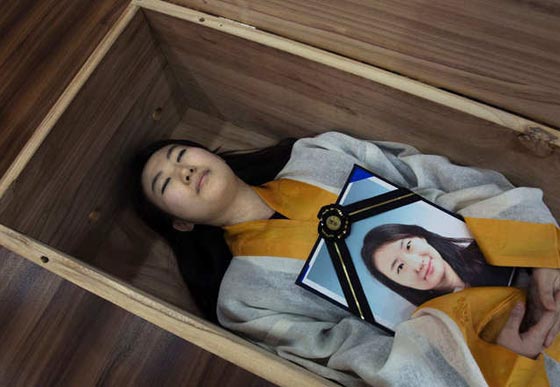 كوريا الجنونية.. أحياء يشاركون في تشييع جنازاتهم للشعور بمعنى الحياة! صورة رقم 3