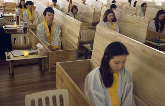 كوريا الجنونية.. أحياء يشاركون في تشييع جنازاتهم للشعور بمعنى الحياة! صورة رقم 1