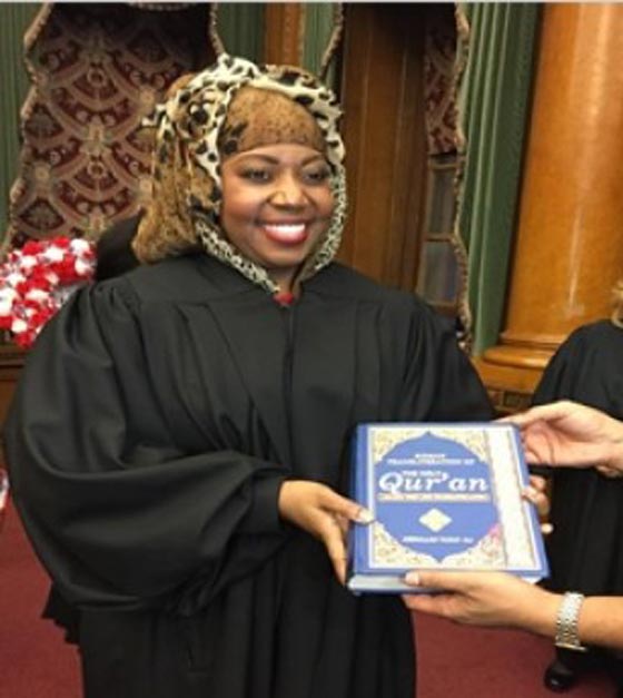 لأول مرة في الولايات المتحدة... محجبة مسلمة تتسلم منصب قاضية صورة رقم 4