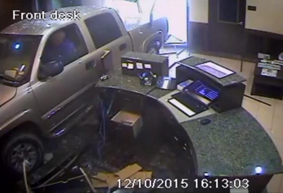 فيديو من الافلام: جدال على فاتورة يدفع ستينيا لاقتحام فندق بشاحنته! صورة رقم 1