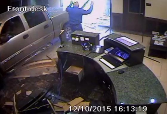 فيديو من الافلام: جدال على فاتورة يدفع ستينيا لاقتحام فندق بشاحنته! صورة رقم 2