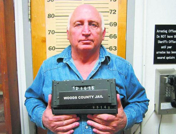 فيديو من الافلام: جدال على فاتورة يدفع ستينيا لاقتحام فندق بشاحنته! صورة رقم 3