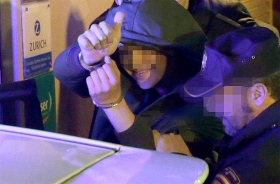 شاهد كيف تجاوز شاب شرس الحراس وصفع رئيس الحكومة الاسبانية صورة رقم 2