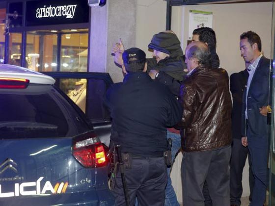 شاهد كيف تجاوز شاب شرس الحراس وصفع رئيس الحكومة الاسبانية صورة رقم 3