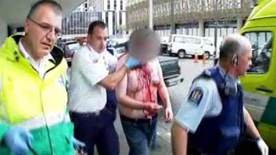 رجل بملامح عربية يطعن نفسه في مطار لندن ويثير حالة ذعر صورة رقم 1 رجل بملامح عربية يطعن نفسه في مطار لندن ويثير حالة ذعر صورة رقم 1