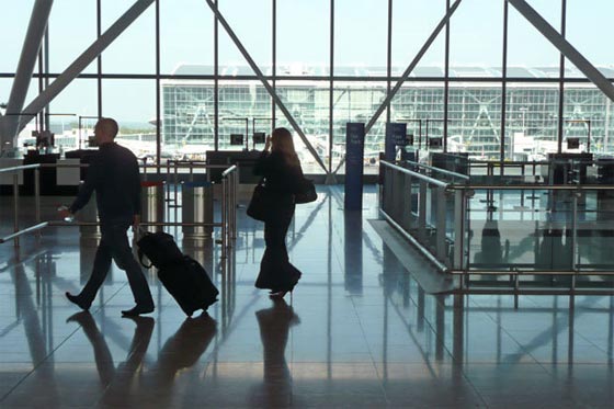 رجل بملامح عربية يطعن نفسه في مطار لندن ويثير حالة ذعر صورة رقم 3 رجل بملامح عربية يطعن نفسه في مطار لندن ويثير حالة ذعر صورة رقم 3