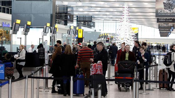 رجل بملامح عربية يطعن نفسه في مطار لندن ويثير حالة ذعر صورة رقم 4 رجل بملامح عربية يطعن نفسه في مطار لندن ويثير حالة ذعر صورة رقم 4