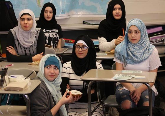 طالبات مدرسة امريكية يرتدين الحجاب تضامنا مع زميلاتهن المسلمات صورة رقم 1 طالبات مدرسة امريكية يرتدين الحجاب تضامنا مع زميلاتهن المسلمات صورة رقم 1